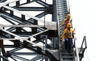 烈日下的&ldquo;護(hù)橋衛(wèi)士&rdquo;