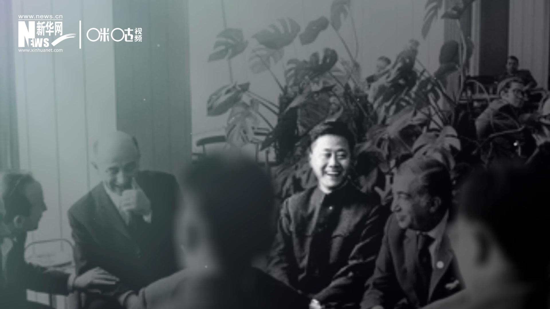 照片里的這個(gè)人是高梁，原新華社國(guó)際部記者。原本作為代表團(tuán)隨行記者的他接到通知，由他帶領(lǐng)一支先遣小組先行去紐約。