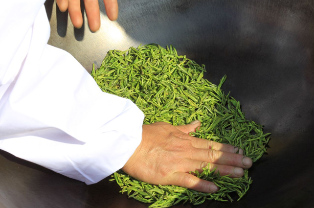 好茶占盡天時(shí)地利，炒茶師月入三五萬