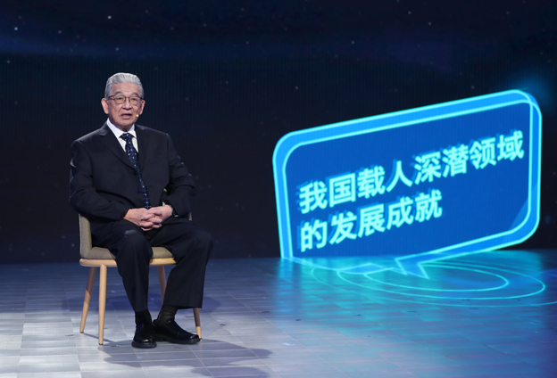 抱著要建造先進(jìn)的海軍裝備保家衛(wèi)國(guó)的心愿，考入了交通大學(xué)造船系