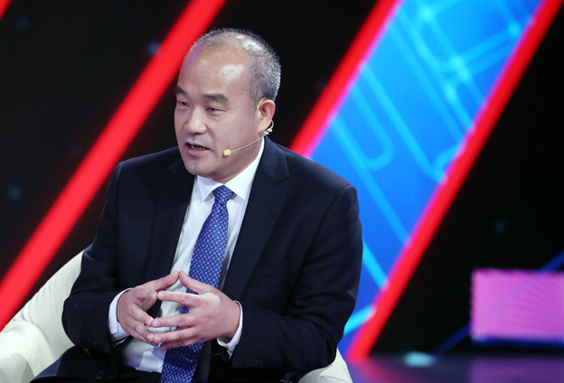 年輕人要有遠(yuǎn)大理想，要了解到科技的核心要素所在，專心，靜下心來(lái)打好基礎(chǔ)。