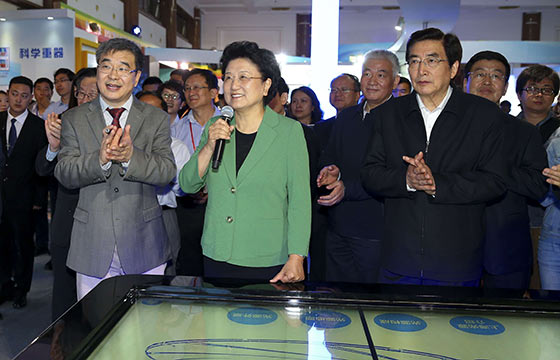 劉延?xùn)|、郭金龍參加2016年全國科技活動周活動