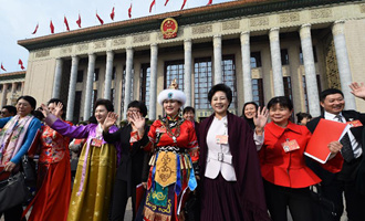 閉幕會(huì)后，代表走出人民大會(huì)堂