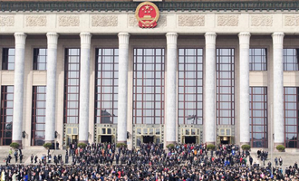 閉幕會(huì)后，代表走出人民大會(huì)堂