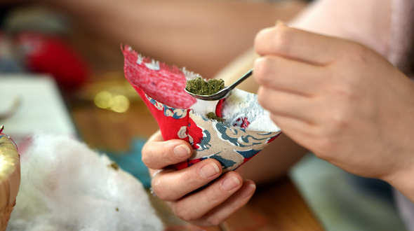 山東郯城：&ldquo;網(wǎng)絡(luò)課堂&rdquo;制香囊