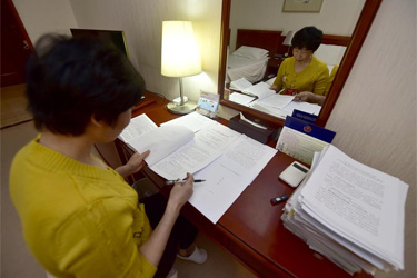 薛海英代表：關(guān)注農(nóng)民工權(quán)益和城市環(huán)境