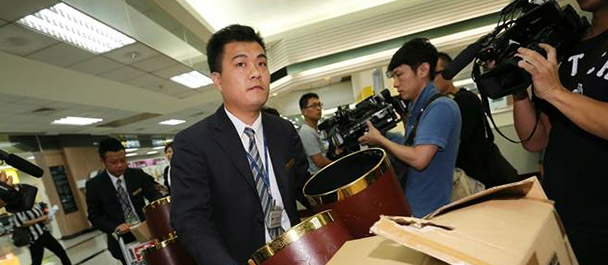 禮儀公司帶著遺體袋、骨灰壇協(xié)助處理善后