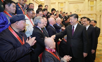 慶祝大會結(jié)束后，習近平等會見受表彰人員及親屬代表