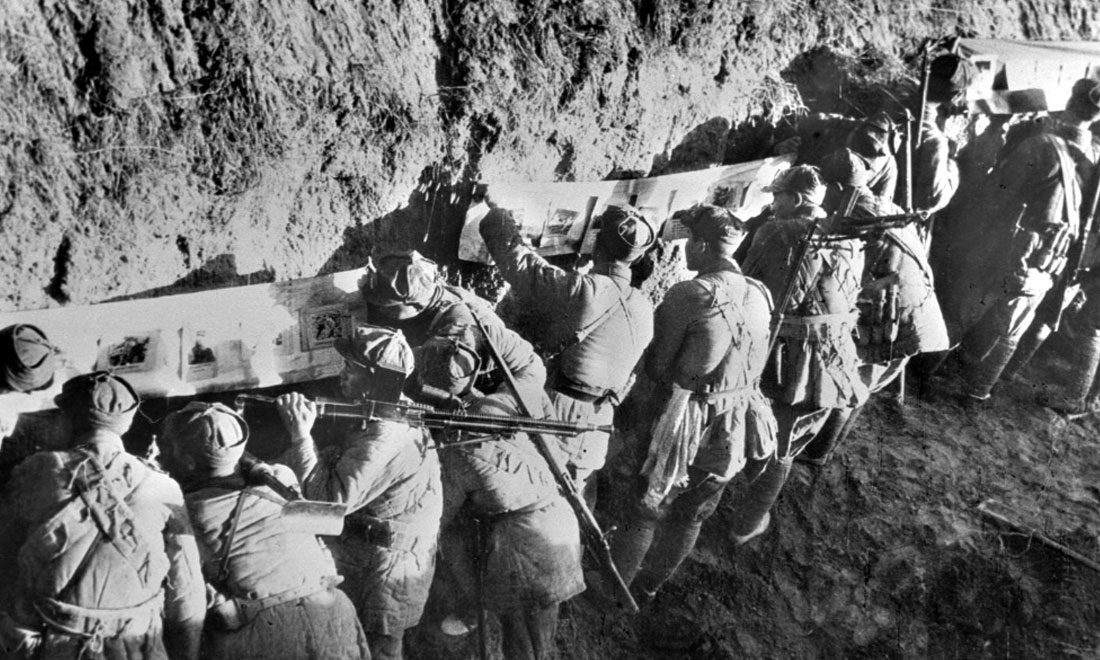 1948年冬，淮海戰(zhàn)役期間，雙堆集前沿陣地舉辦的戰(zhàn)地影展，深受解放軍戰(zhàn)士歡迎。新華社稿  袁克忠攝