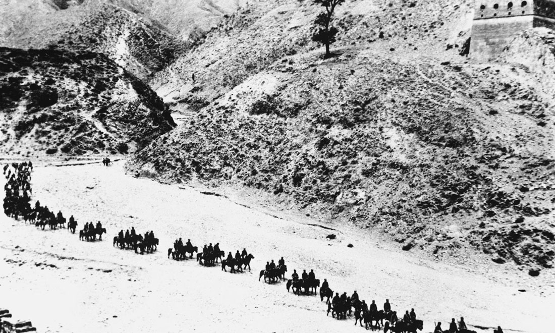 1937年11月太原失守后，八路軍向華北敵后挺進(jìn)，分兵發(fā)動群眾，開展敵后游擊戰(zhàn)爭，創(chuàng)建敵后根據(jù)地。新華社稿　沙飛攝