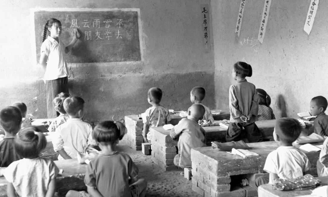 1964年夏，河北省壩縣煎茶鋪公社西煎大隊，一所耕讀小學(xué)的學(xué)生們在上課。新華社記者梁一丁攝