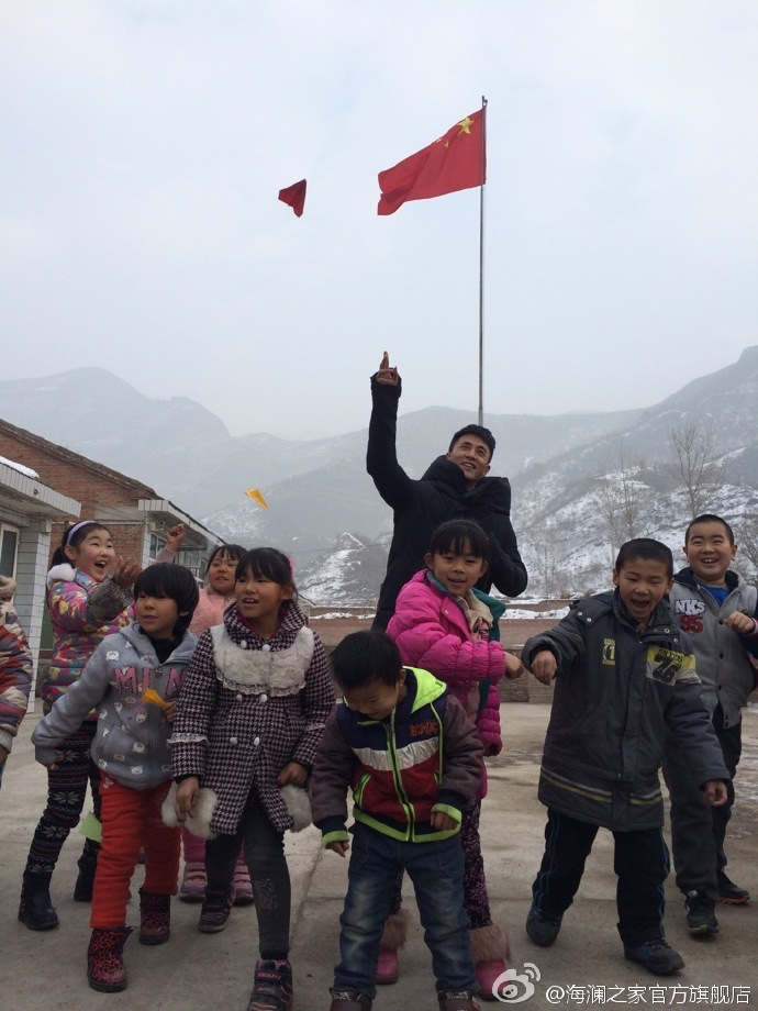 2015年&ldquo;多一克溫暖&rdquo;著名演員杜淳加入溫暖行動(dòng)。暖男杜淳很快和孩子們打成了一片，他和孩子們聊起了夢(mèng)想，讓孩子們將它寫(xiě)在紙上并折成紙飛機(jī)，領(lǐng)著孩子們來(lái)到操場(chǎng)上將帶著夢(mèng)想紙飛機(jī)放飛。