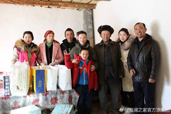 奧運(yùn)冠軍體操名將楊威把溫暖帶到北疆小朋友們的家中，把體育精神與奮斗的信念，傳遞到所有北疆孩子們的心中。