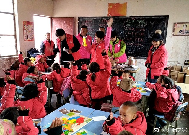 2018年，由海瀾之家攜手網(wǎng)易新聞打造的&ldquo;多一課溫暖&rdquo;課程平臺(tái)讓一間間溫暖的課堂走向深山與邊陲。帶著貼合孩子教育需求的線上內(nèi)容和教師、各領(lǐng)域KOL及愛(ài)心人士組成的愛(ài)心團(tuán)隊(duì)，海瀾之家用實(shí)際行動(dòng)為孩子的教育加溫，踐行&ldquo;多一克溫暖&rdquo;。