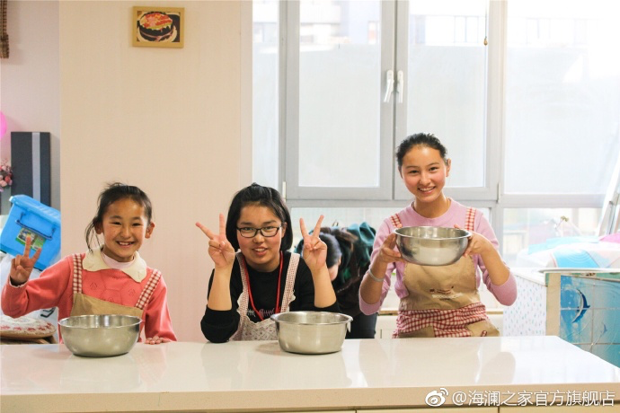 2017年 &ldquo;寒令營(yíng)&rdquo;團(tuán)隊(duì)從不同角度，為北疆山區(qū)的孩子們打開(kāi)了一個(gè)豐富的世界。來(lái)到北京，他們觀看了升旗儀式，參觀了故宮，走進(jìn)北京海洋館和動(dòng)物園。這次寒令營(yíng)，展現(xiàn)在他們面前的是此前從未看到過(guò)的世界，意義非凡。