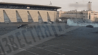 燃燒殆盡 俄男子玩&ldquo;激情漂移&rdquo;把車(chē)燒毀