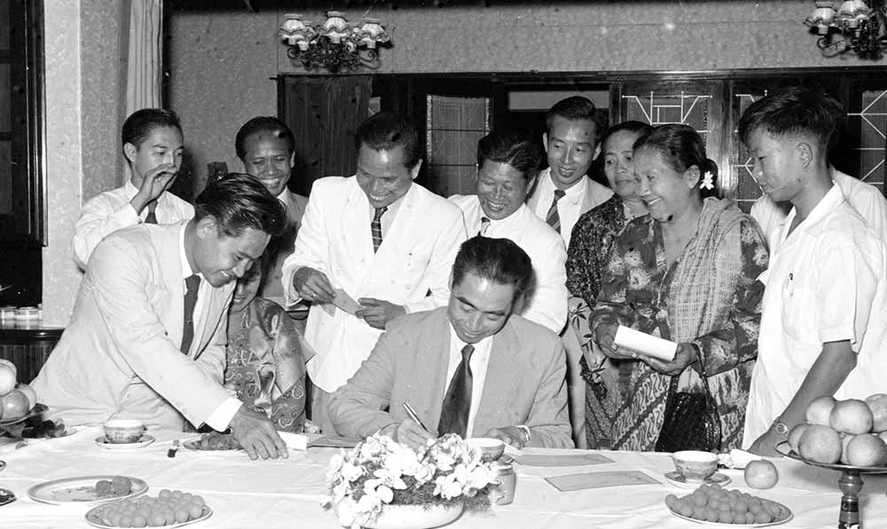 1955年4月25日，為迎接亞非會議而組織的萬隆人民委員會的代表請周恩來總理簽名留念。