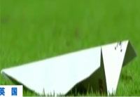 從天而降！球迷看臺玩丟紙飛機(jī)擊中球員