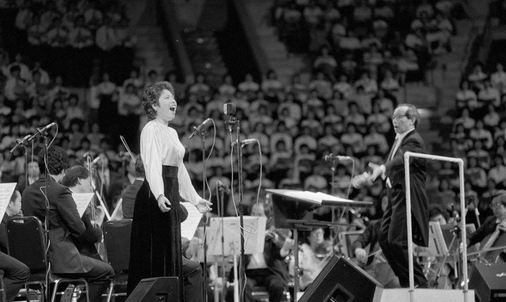 女高音歌唱家汪燕燕在香港&ldquo;黃河音樂節(jié)&rdquo;上演唱《黃河怨》。