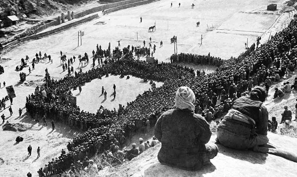 東北文代大會為慶祝斯大林70壽辰，由魯藝文工團演出黃河大合唱。