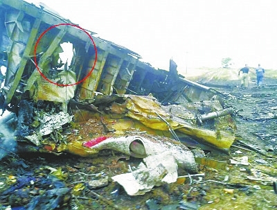 從這張殘骸照片來看，機(jī)身上有比臉盆略大的孔洞，破壞方向從機(jī)體外部沖向內(nèi)部，懷疑是導(dǎo)彈的戰(zhàn)斗部碎片擊中的一塊區(qū)域。