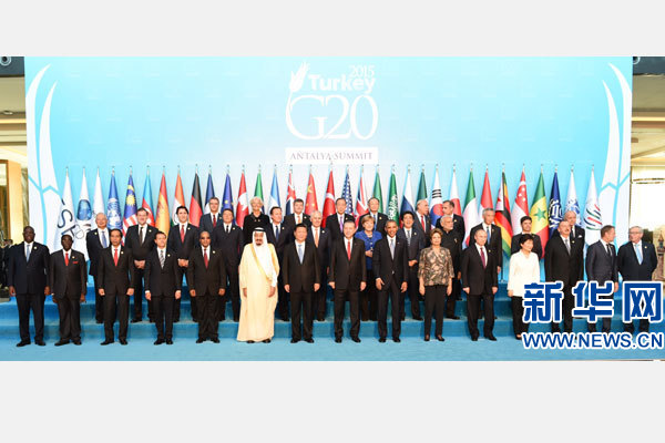 11月15日，二十國集團領(lǐng)導(dǎo)人第十次峰會在土耳其安塔利亞舉行。國家主席習(xí)近平出席并發(fā)表題為《創(chuàng)新增長路徑共享發(fā)展成果》的重要講話。這是習(xí)近平主席同與會領(lǐng)導(dǎo)人合影。 新華社記者 李學(xué)仁 攝
