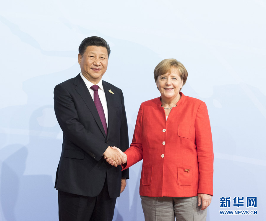 7月7日，二十國(guó)集團(tuán)領(lǐng)導(dǎo)人第十二次峰會(huì)在德國(guó)漢堡舉行。國(guó)家主席習(xí)近平出席并發(fā)表題為《堅(jiān)持開(kāi)放包容　推動(dòng)聯(lián)動(dòng)增長(zhǎng)》的重要講話(huà)。這是峰會(huì)開(kāi)始前，習(xí)近平受到德國(guó)總理默克爾迎接。新華社記者 李學(xué)仁 攝 
