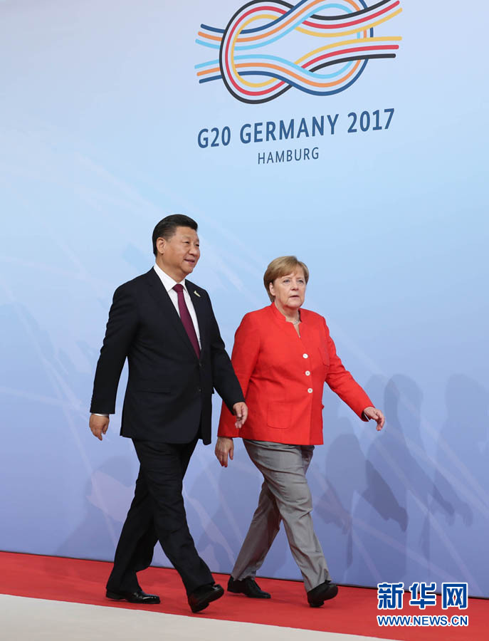 7月7日，二十國(guó)集團(tuán)領(lǐng)導(dǎo)人第十二次峰會(huì)在德國(guó)漢堡舉行。國(guó)家主席習(xí)近平出席并發(fā)表題為《堅(jiān)持開(kāi)放包容　推動(dòng)聯(lián)動(dòng)增長(zhǎng)》的重要講話(huà)。這是峰會(huì)開(kāi)始前，習(xí)近平受到德國(guó)總理默克爾迎接。新華社記者 劉衛(wèi)兵 攝 