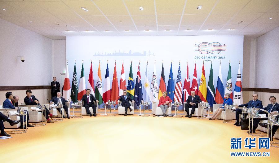 7月7日，二十國(guó)集團(tuán)領(lǐng)導(dǎo)人第十二次峰會(huì)在德國(guó)漢堡舉行。國(guó)家主席習(xí)近平出席并發(fā)表題為《堅(jiān)持開(kāi)放包容　推動(dòng)聯(lián)動(dòng)增長(zhǎng)》的重要講話(huà)。這是峰會(huì)前，習(xí)近平出席二十國(guó)集團(tuán)峰會(huì)領(lǐng)導(dǎo)人座談會(huì)。新華社記者 李學(xué)仁 攝 