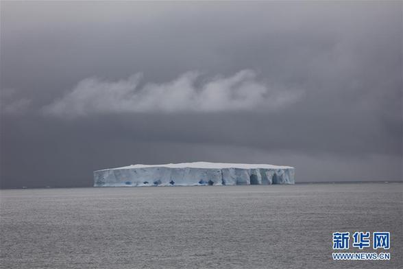 （圖文互動）（2）專訪：在南極，最美的藍冰可能通向死亡&mdash;&mdash;中國南極科考隊員講述&ldquo;冰縫驚魂記&rdquo;