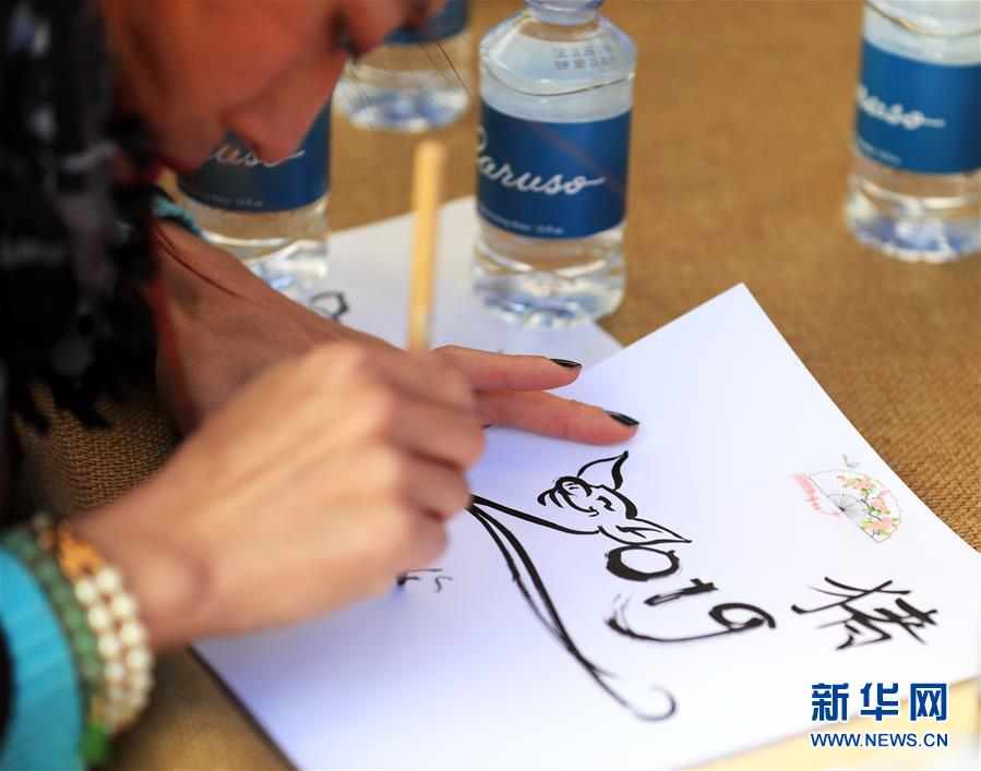 （國(guó)際&middot;圖文互動(dòng)）（1）到洛杉磯農(nóng)夫市場(chǎng)紅紅火火過大年