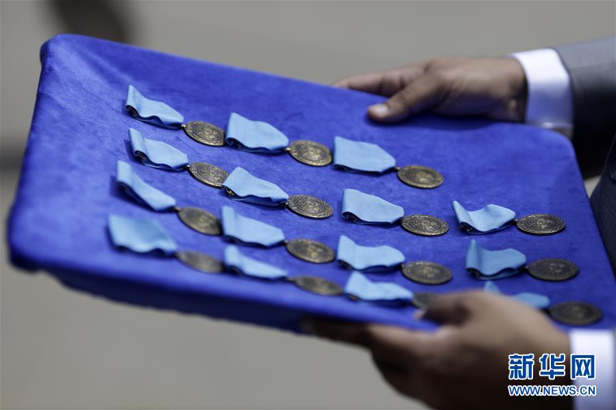 (國(guó)際·圖文互動(dòng))(4)聯(lián)合國(guó)授予兩名中國(guó)軍人和平勛章