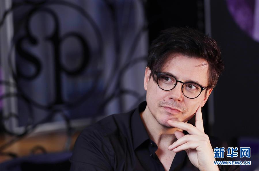 （國際&middot;圖文互動(dòng)）（3）通訊：手牽手，我們共同驅(qū)散陰霾&mdash;&mdash;法國音樂人創(chuàng)作抗疫歌曲背后的故事