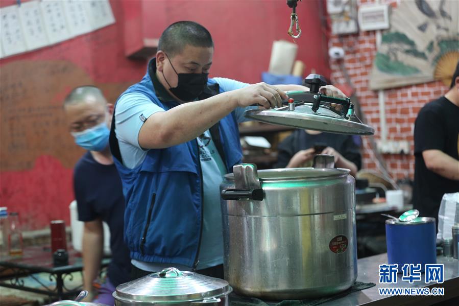 (國(guó)際疫情 ·圖文互動(dòng))(1)通訊:加德滿都中國(guó)人奉獻(xiàn)的“愛心便當(dāng)”