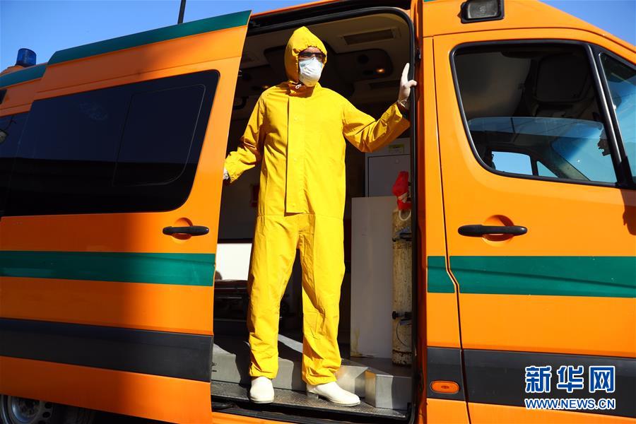 (國(guó)際疫情·圖文互動(dòng))(1)通訊:埃及救護(hù)車(chē)?yán)锏?ldquo;逆行者”