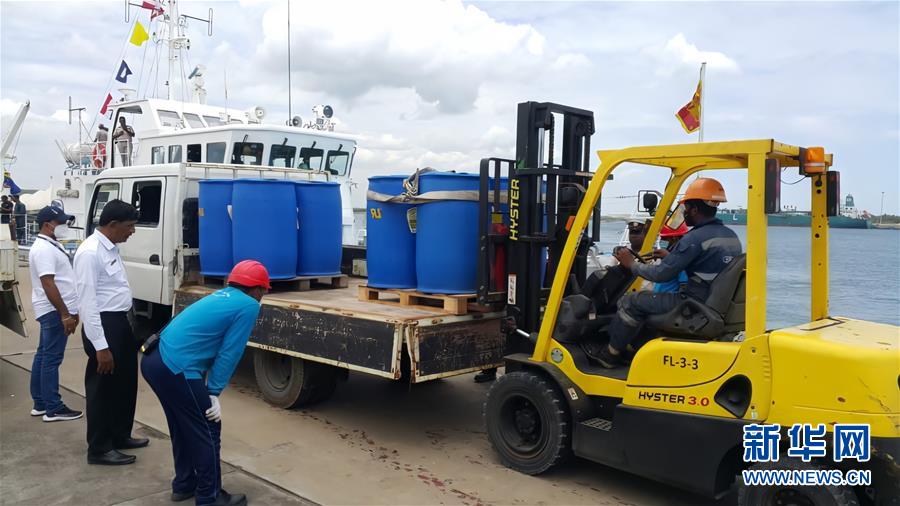 (國(guó)際·圖文互動(dòng))(3)在斯里蘭卡中國(guó)專家和中資企業(yè)助力油輪滅火