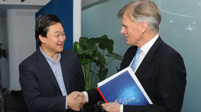 新華網(wǎng)董事長、總裁田舒斌會見丹麥駐華大使裴德盛