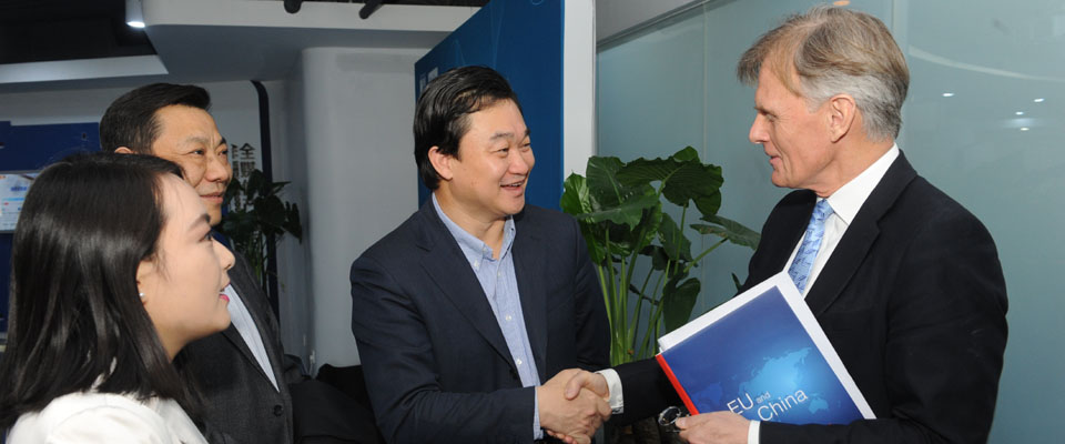 新華網(wǎng)董事長、總裁田舒斌會見丹麥駐華大使裴德盛