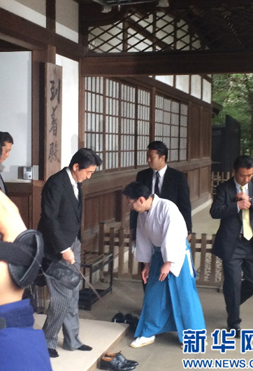 安倍為何不顧?quán)彿磳?，?zhí)意參拜？