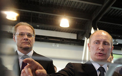 普京參觀科技展 戴3D墨鏡?？?高清)