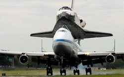 發(fā)現(xiàn)號航天飛機&ldquo;最后一飛&rdquo;前往博物館 數(shù)千人到場送行